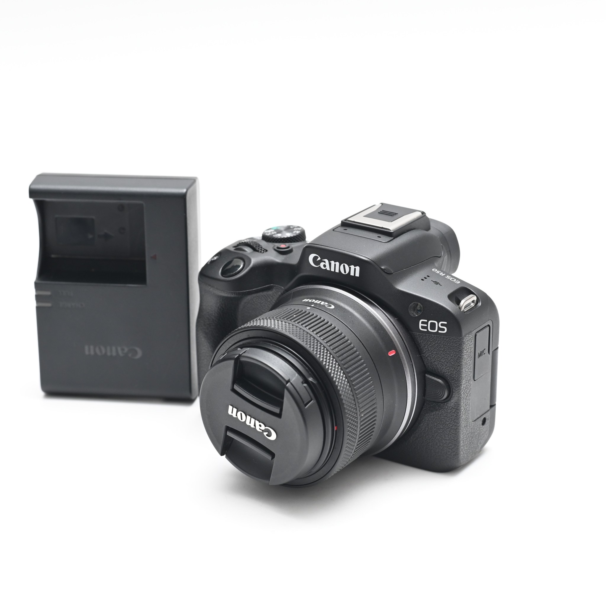 Cámara mirrorless Canon EOS R50 con objetivo de 18-45 mm