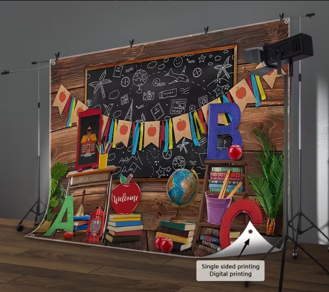 Fondo de Bienvenido a regreso a la escuela, escena de aula con pizarra, libros, manzanas y letras decorativas -